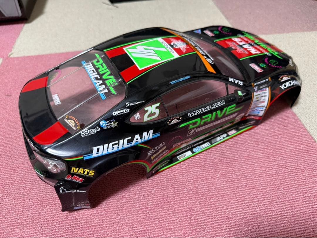 ドリフトカー ボディ 1/10 ブラック/レッド/グリーン