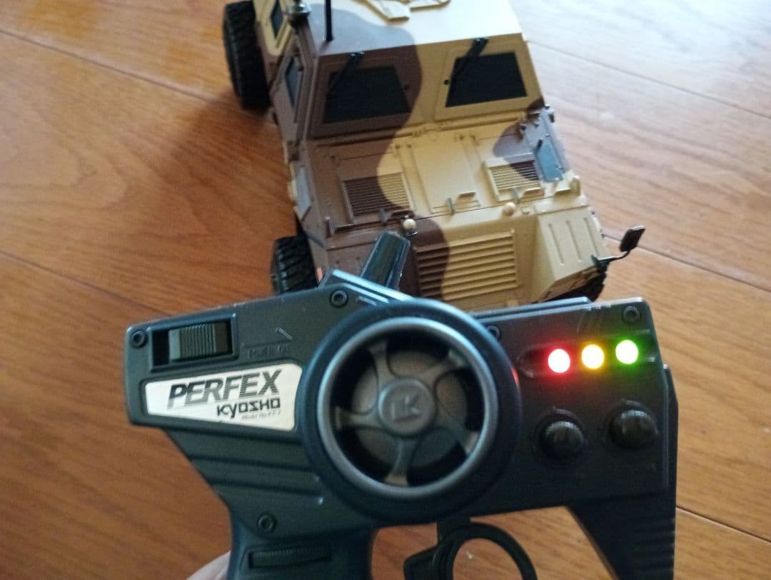 京商 1/16 陸上自衛隊 軽装甲機動車 レディーセット 電動RC