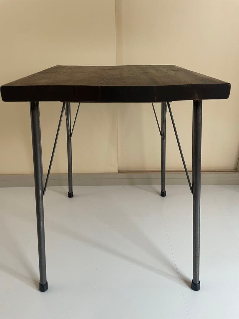 ダークブラウン　木製テーブル