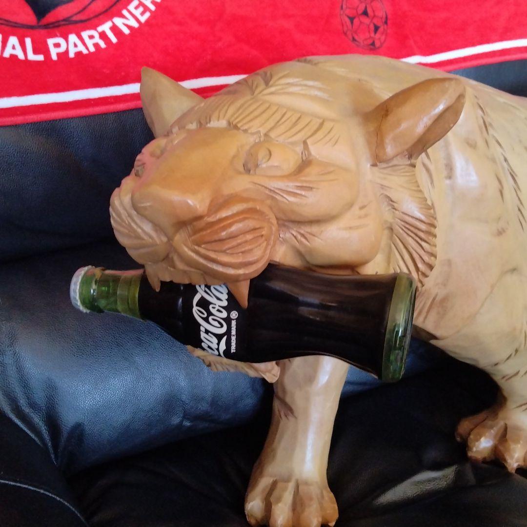 コカ・コーラを咥える虎の一刀彫