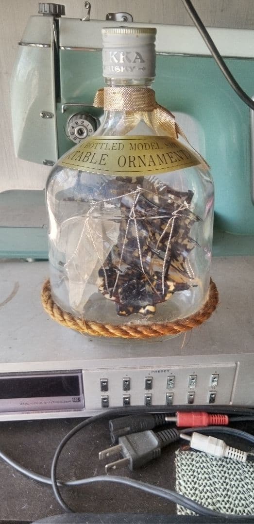 ニッカウヰスキーのボトルに入った べっ甲の帆船です。