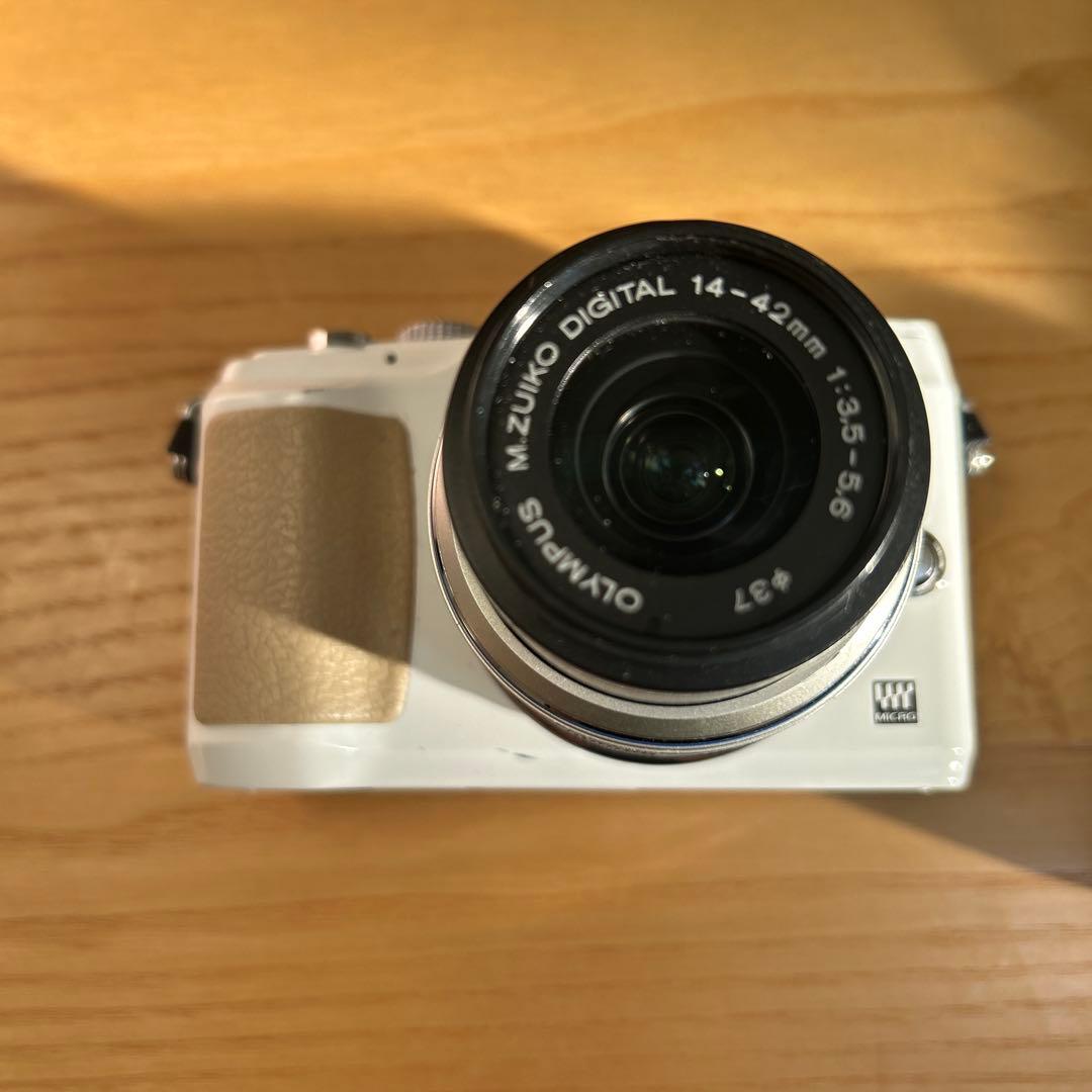 OLYMPUS ミラーレスカメラ ホワイト