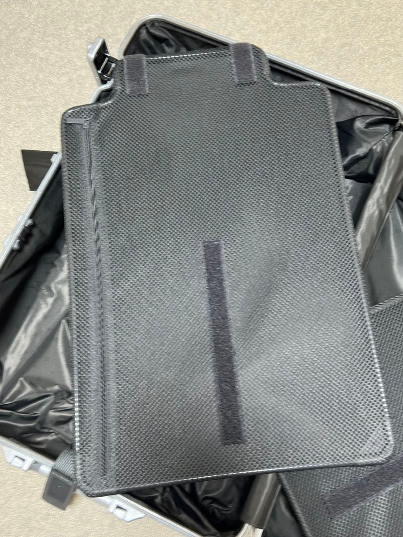 RIMOWA アルミニウムスーツケース TSAロック付き