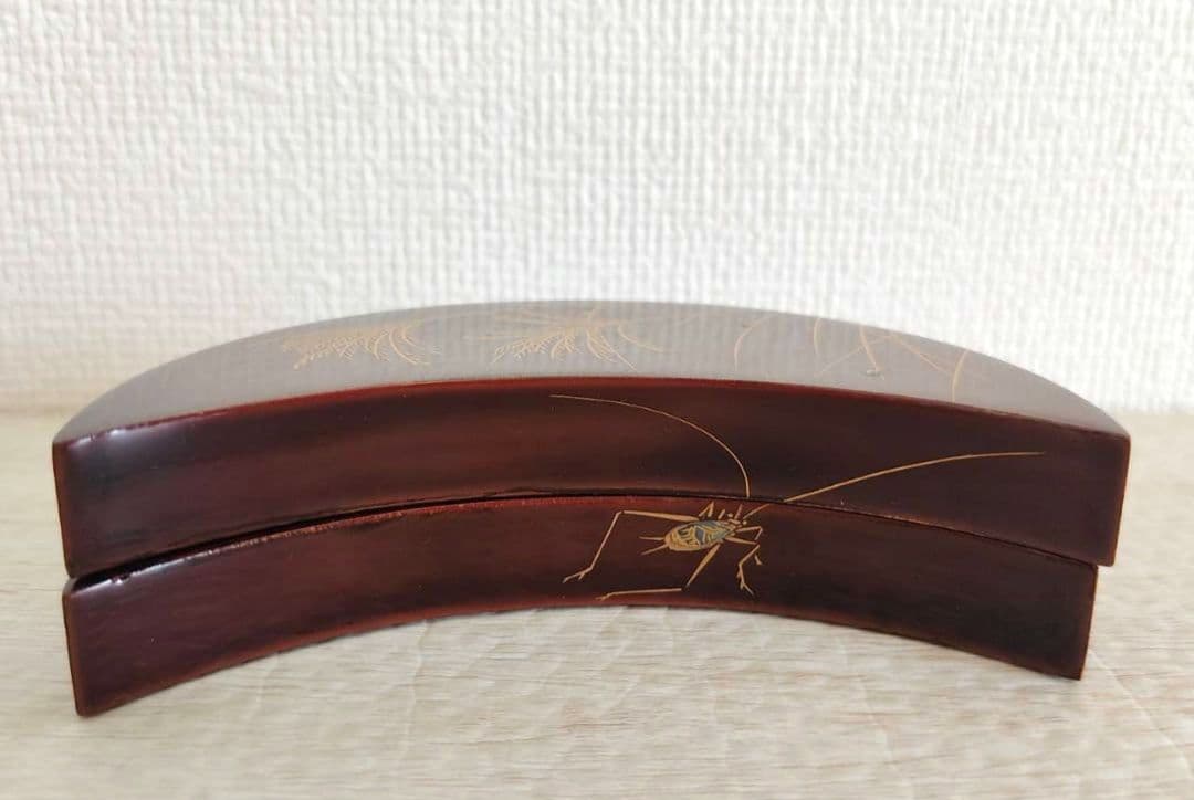 お値下げしました、銀ぼかし芒鈴虫蒔絵　三日月　香合　箕輪一星作