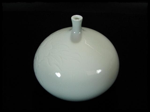 中尾 恭純 白磁牡 丹彫壷 師井上萬二 花器  hk459