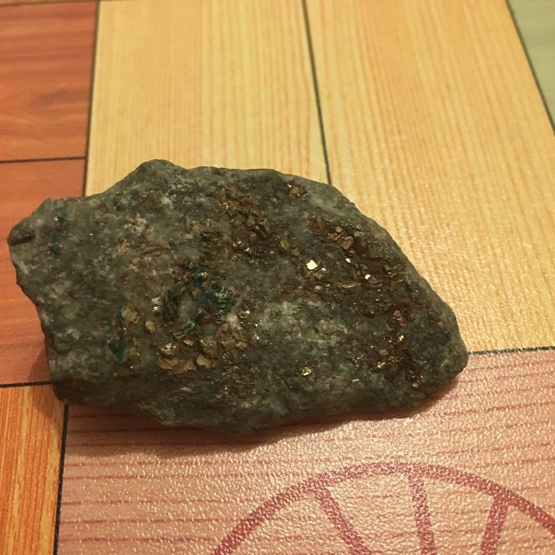 金のようなものがついてる石