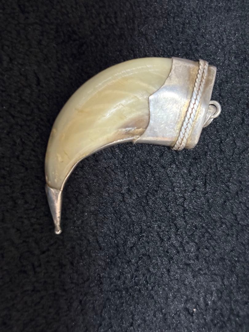 爪ペンダント　お守り