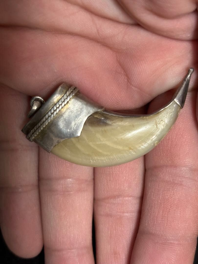 爪ペンダント　お守り