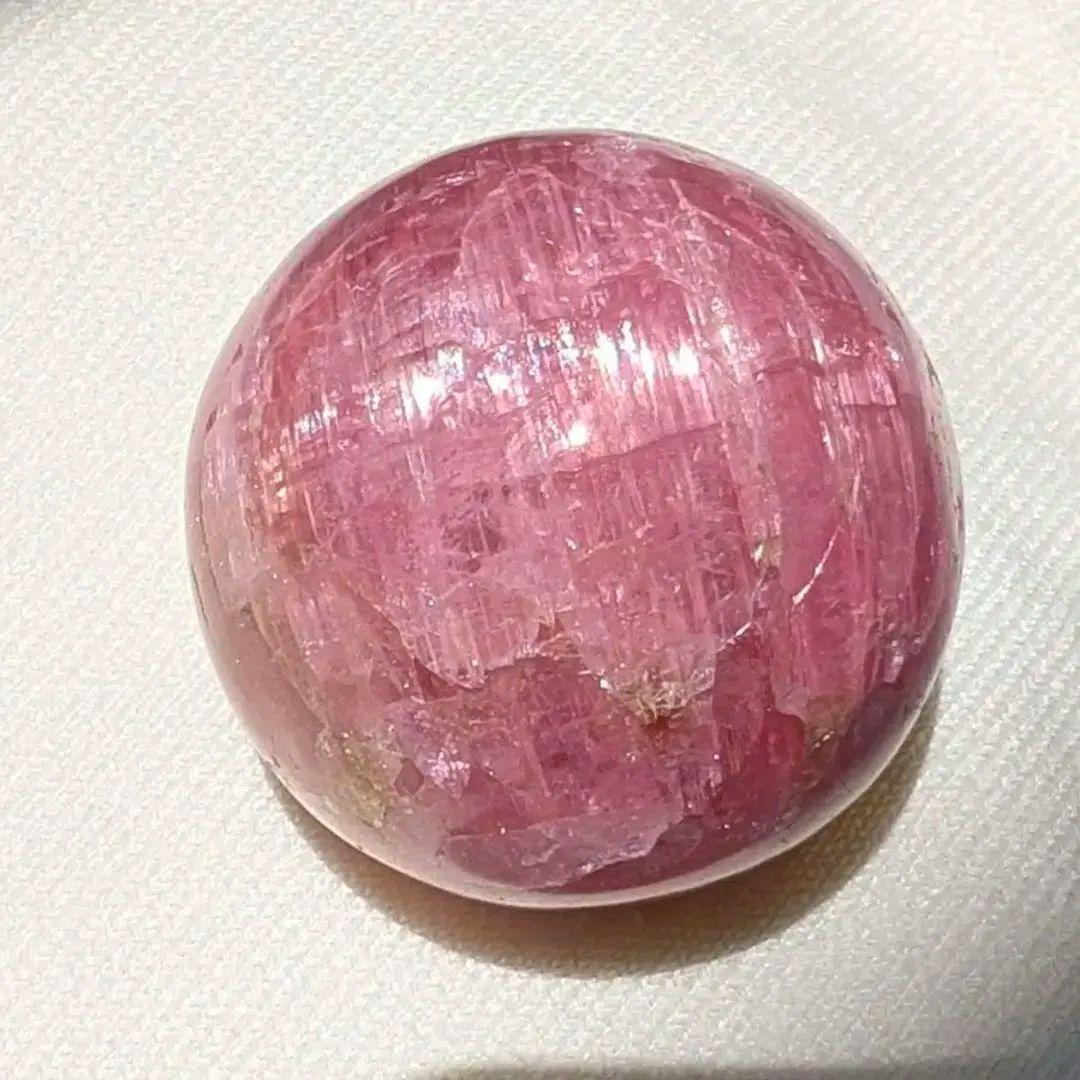 ロシア産ピンクトルマリンのスフィア（キャッツアイ効果）