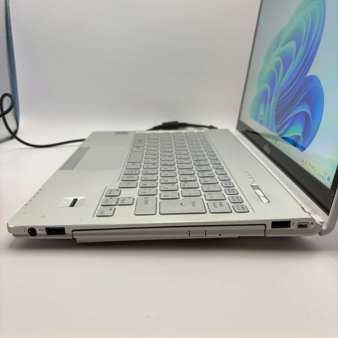 【FUJITSU】高性能i7 新品SSD512GB メモリ8GB ノートPC