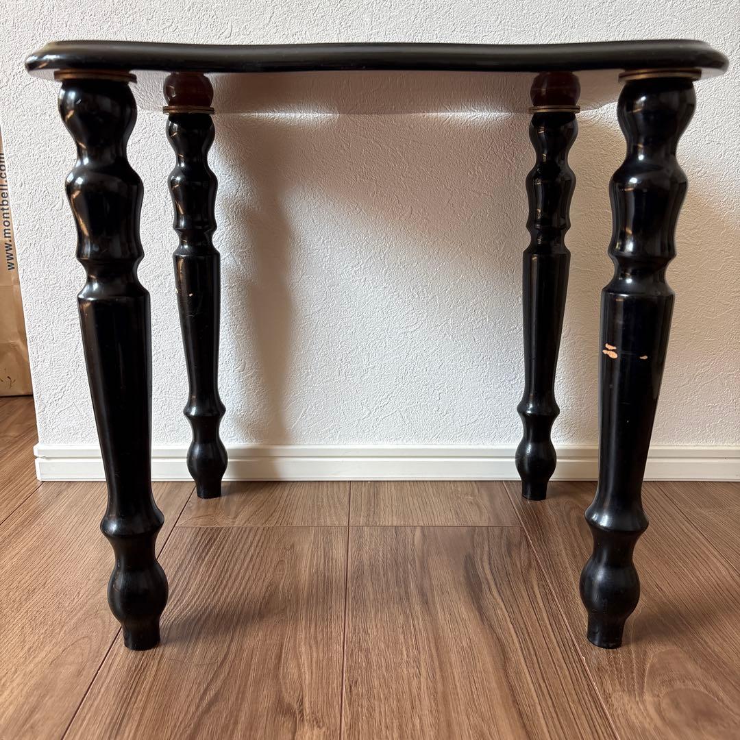 花柄装飾の木製小型テーブル