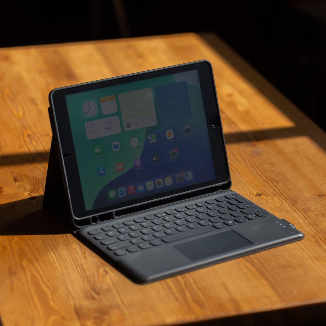 iPad 第7世代 Wi-Fiモデル 32GBケース・ワイヤレスキーボード付き