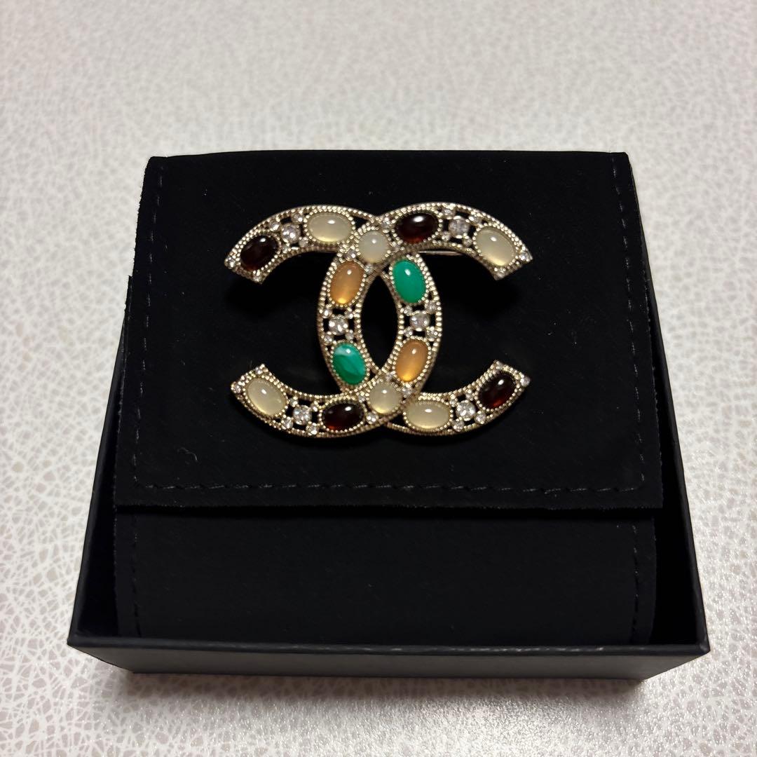 CHANEL CCロゴブローチ カラーストーン付き