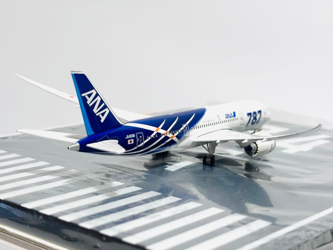 全日空商事 1/400 B787-8 ANA特別塗装 NH40069滑走路付き