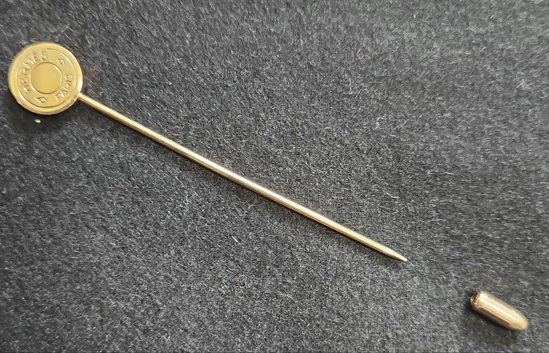 HERMES ゴールドピンバッジ 箱付き