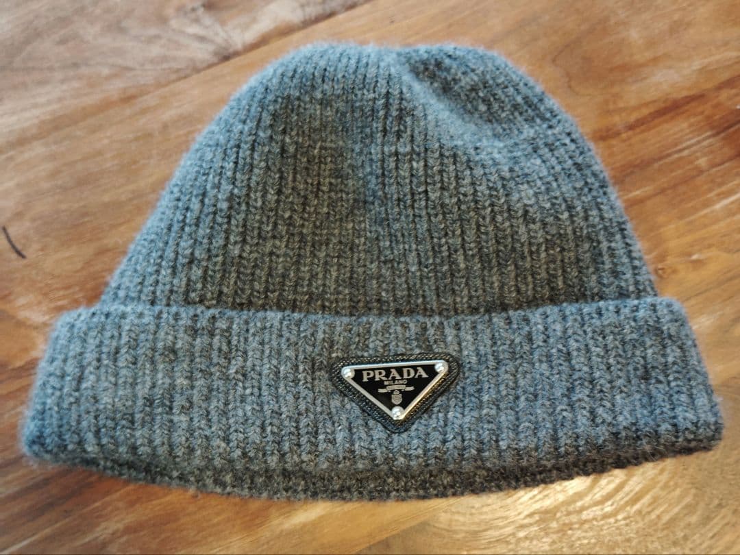 PRADA グレー ニット帽