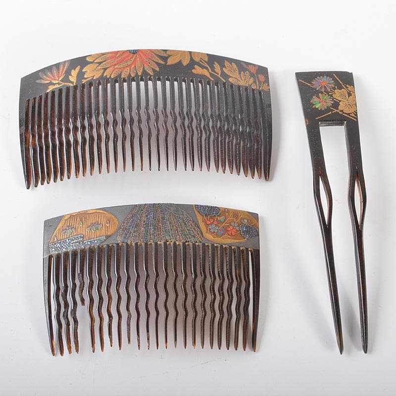 和装小物　黒漆　金蒔絵　螺鈿装飾　簪　櫛　在銘　3点まとめて　V　R6506