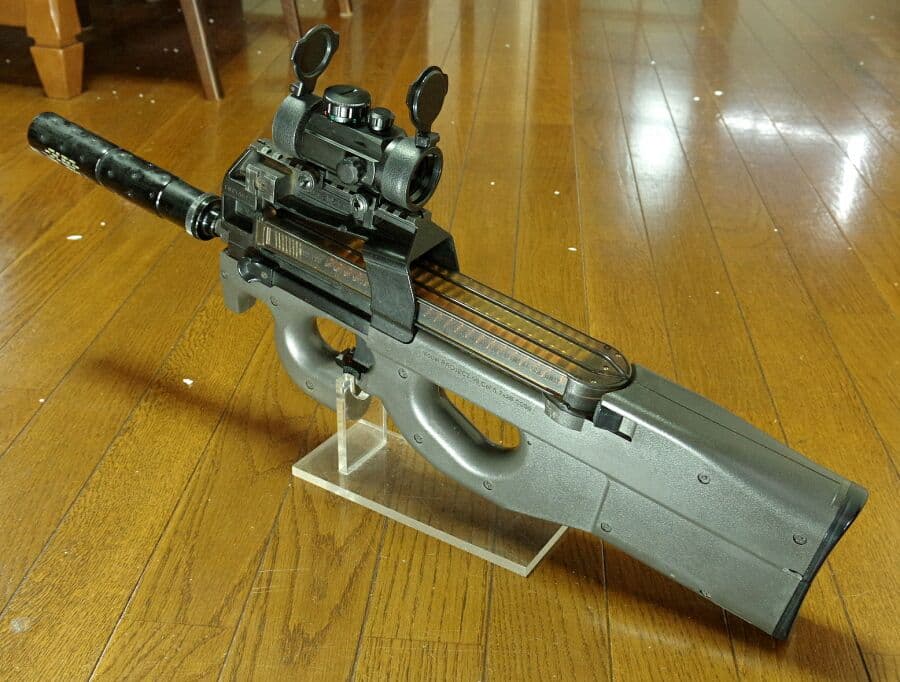 東京マルイ P-90 TR 300連射マガジン&ドットサイト付き