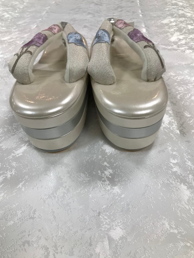 淡いグレーのバッグと花刺繍の草履セット