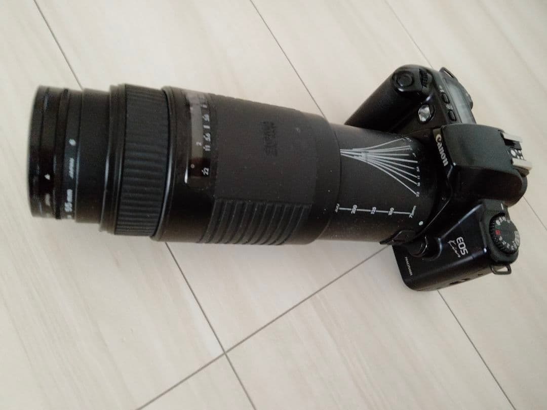 一眼カメラ　望遠レンズ付き　レトロ