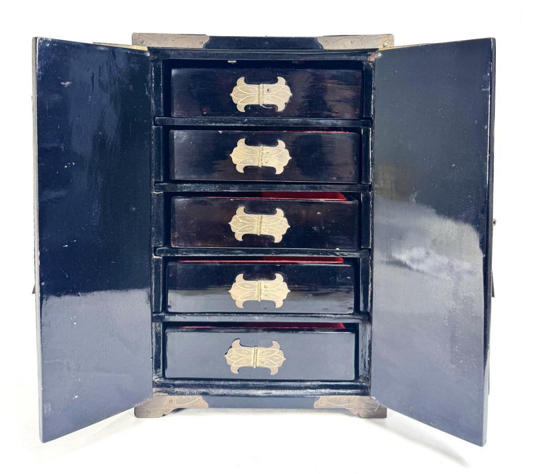 ビンテージ家具 木製青貝螺鈿細工 福禄寿全百宝嵌観音扉黒漆小棚 WWWT090