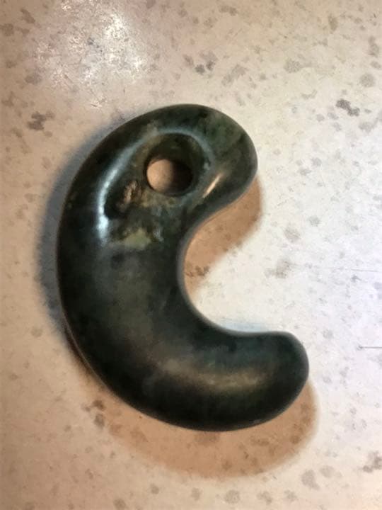 勾玉　深緑　硬玉ヒスイ