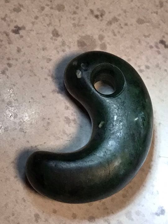 勾玉　深緑　硬玉ヒスイ