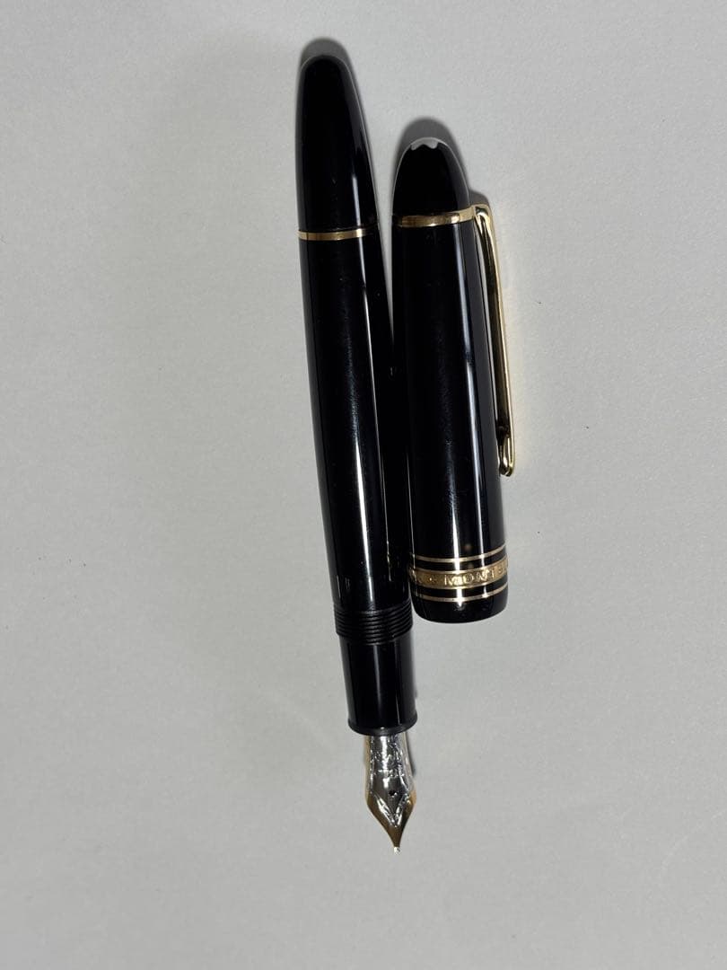黒い万年筆 金色:星型キャップ