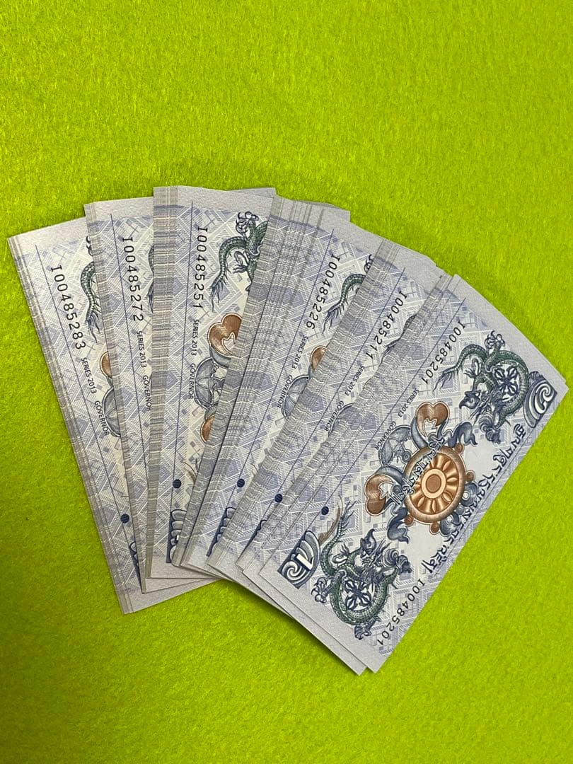 外国旧紙幣　ブータン紙幣　龍　1束　100枚連番　未使用　商品説明必読