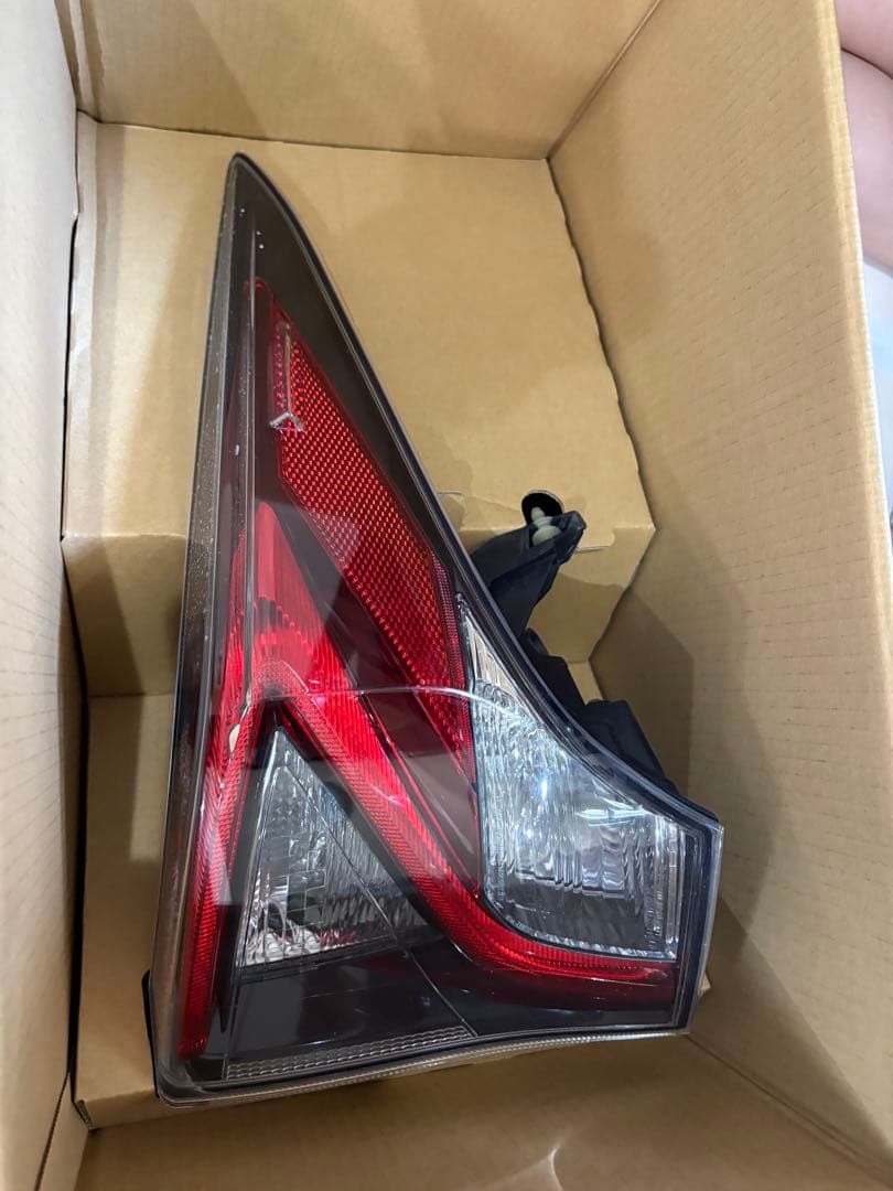 ZVW55プリウス　1台分　テールランプ中古　寒冷地フォグ有り