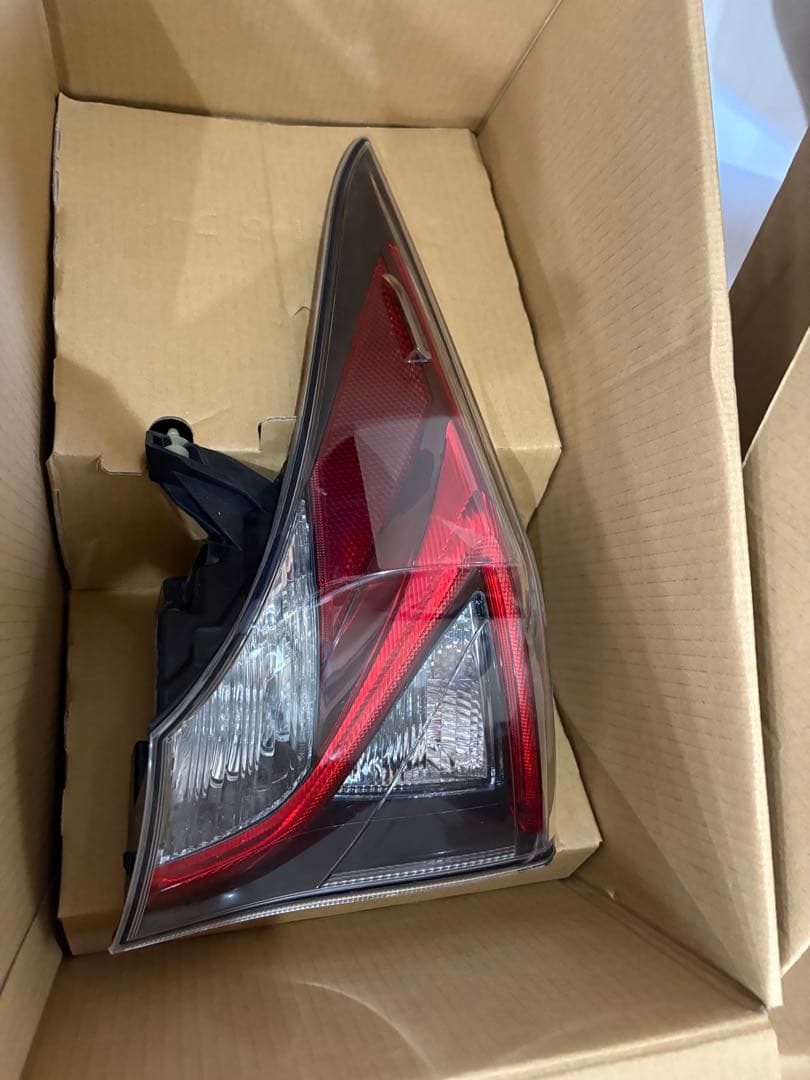 ZVW55プリウス　1台分　テールランプ中古　寒冷地フォグ有り