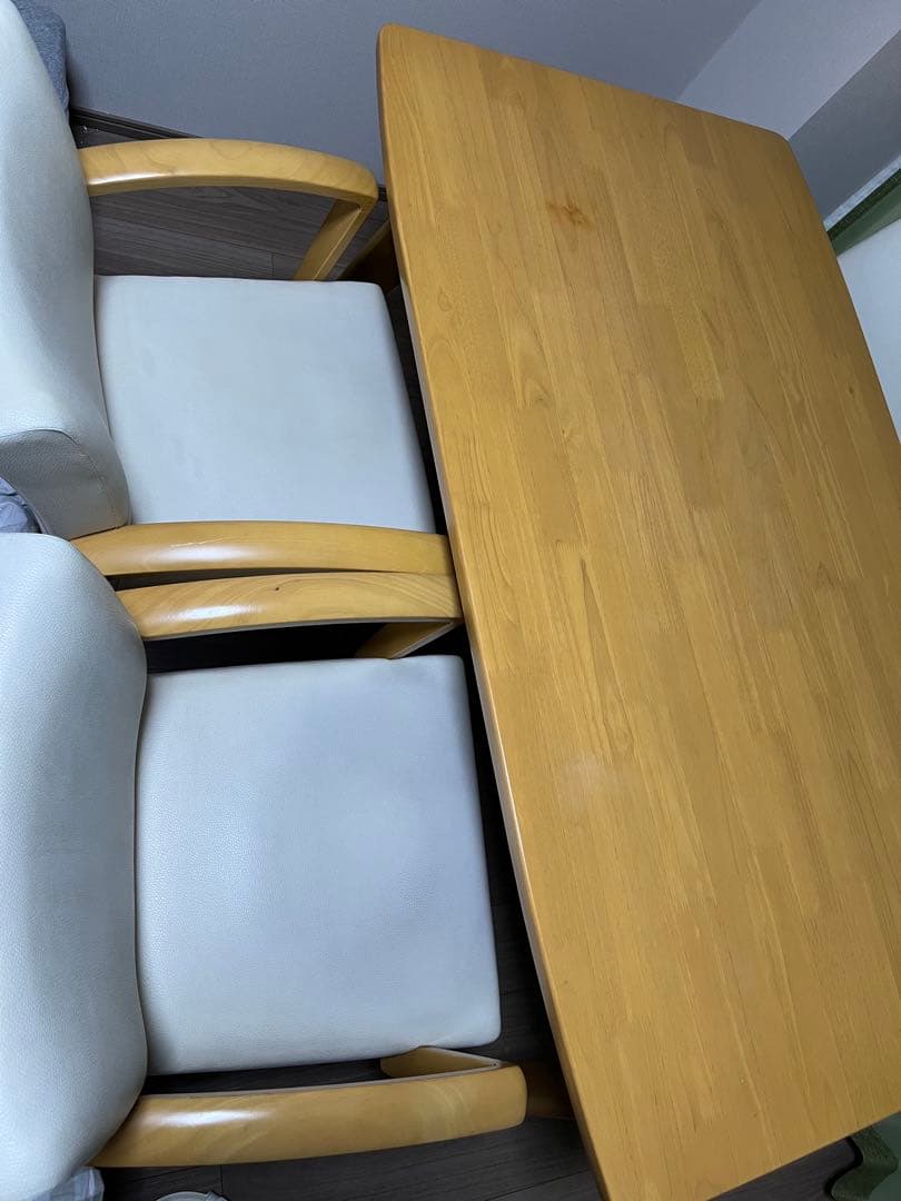 ダイニングテーブルと椅子4脚セット　ミキモク　肘付き回転チェア