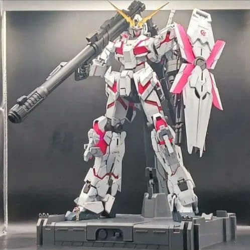 PG パーフェクトグレード ユニコーンガンダム　塗装完成品　LED内蔵