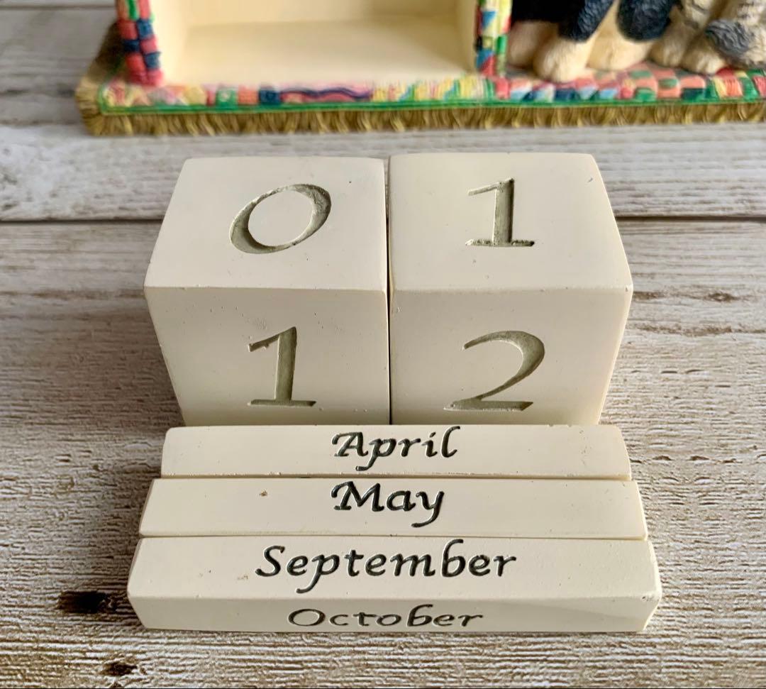 レズリーアンアイボリー 卓上万年カレンダー 猫 置物