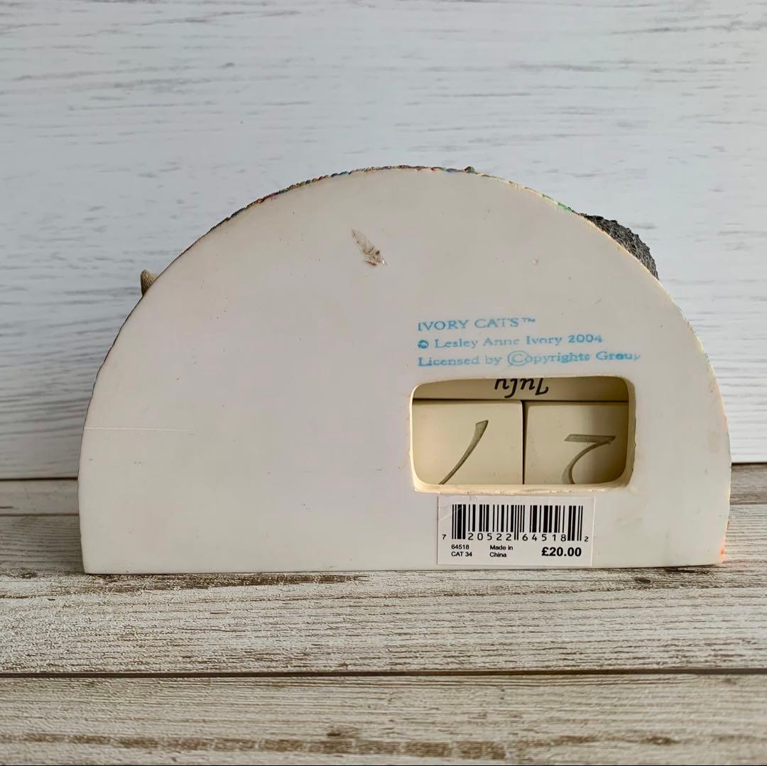 レズリーアンアイボリー 卓上万年カレンダー 猫 置物