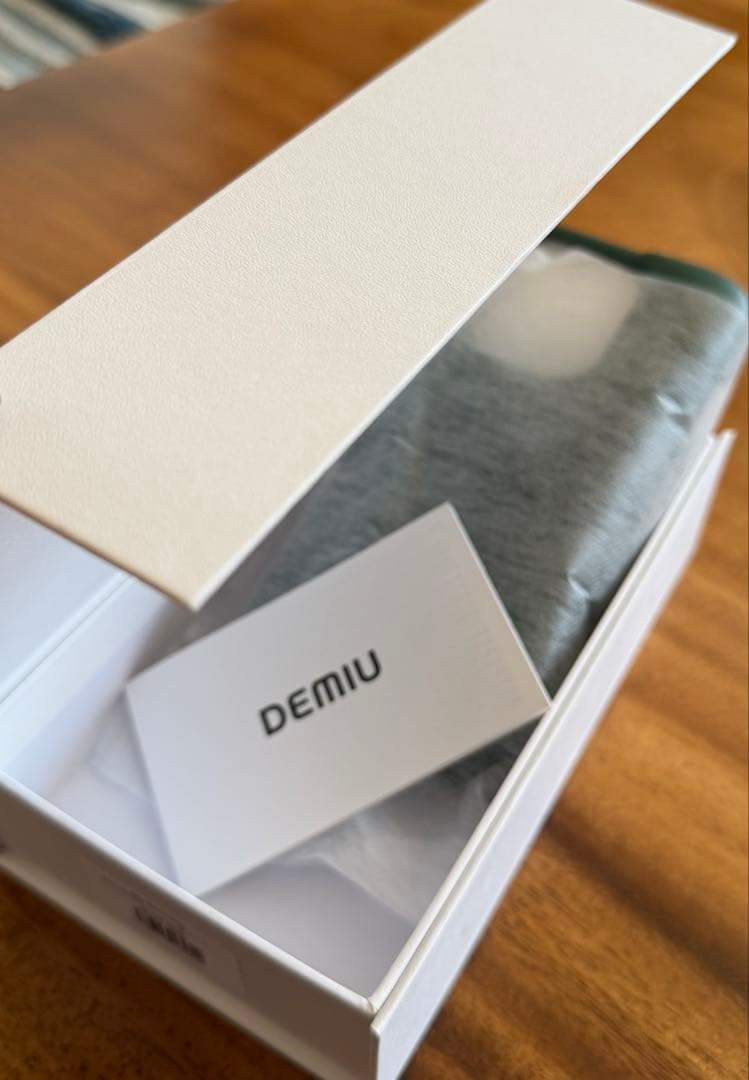 DEMIU デミュウ　箱入りiPhone 15pro グリーン