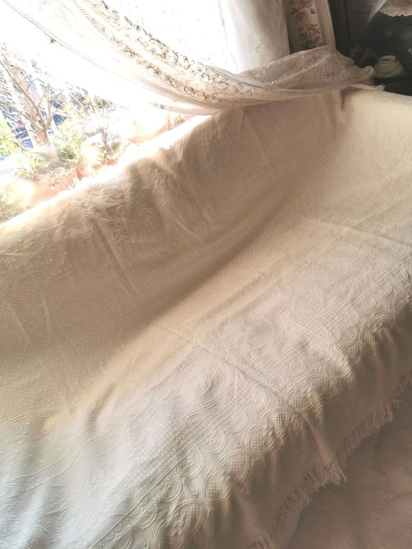 ヴィンテージ南仏 ピケドプロヴァンス メダイヨン＆花籠 交差フリンジ付スプレッド