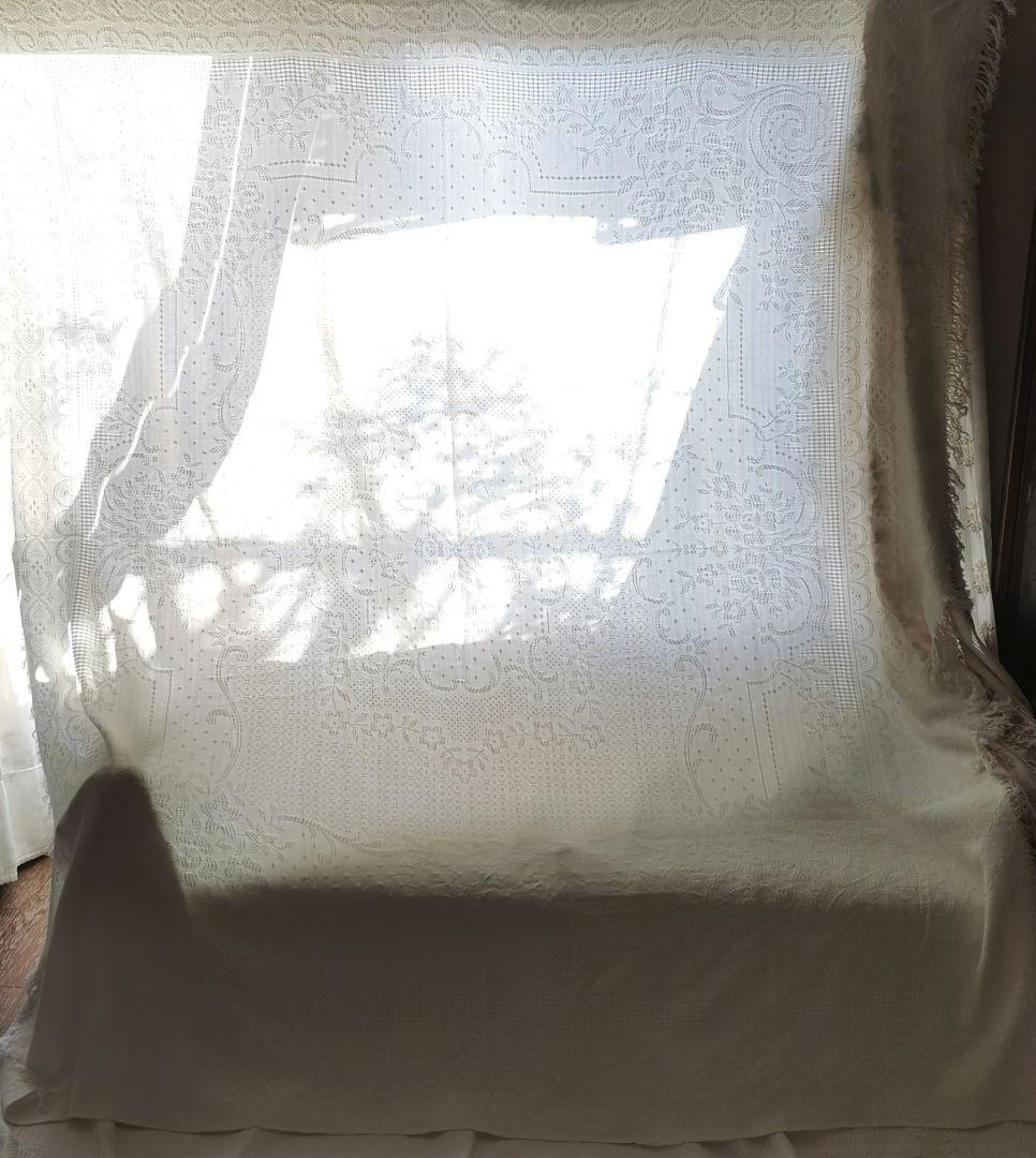 ヴィンテージ南仏 ピケドプロヴァンス メダイヨン＆花籠 交差フリンジ付スプレッド