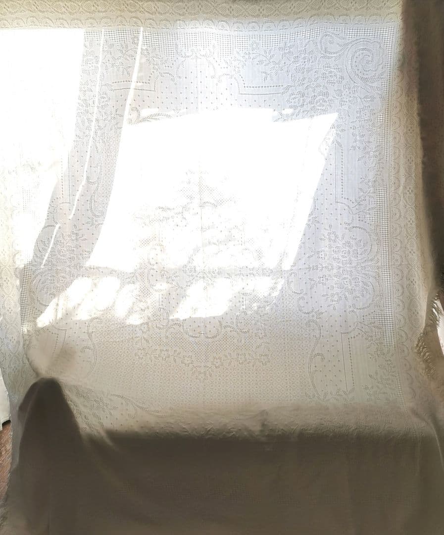 ヴィンテージ南仏 ピケドプロヴァンス メダイヨン＆花籠 交差フリンジ付スプレッド