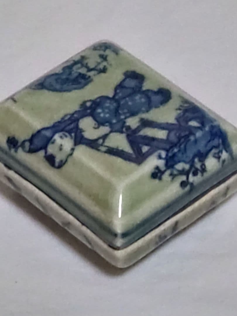 中国美術　古物　骨董　大清雍正年製　唐子文　　青磁染付　蓋物　香合？　春画