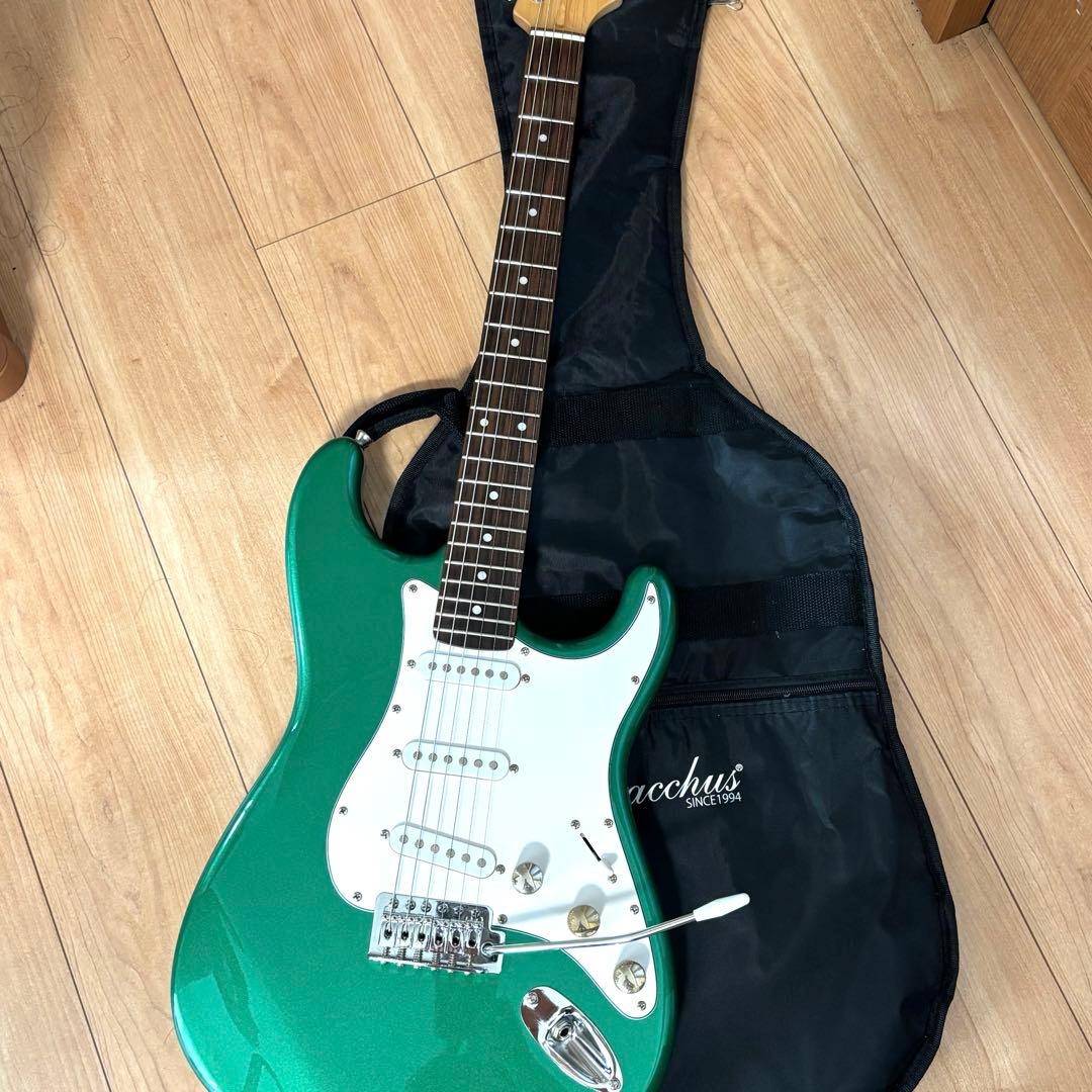 Bacchus BTS-1R グリーンのストラトタイプ ソフトギターケース付
