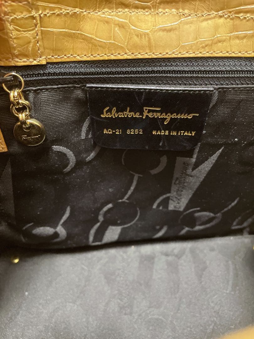 【美品】サルヴァトーレフェラガモ　2way型押しハンドバッグ