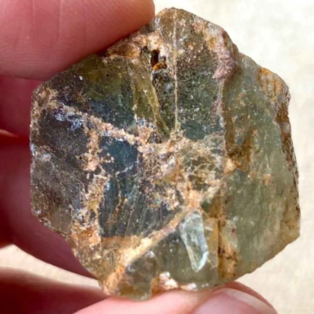 バイカラーベリル原石7/六角形わかりやすい色味