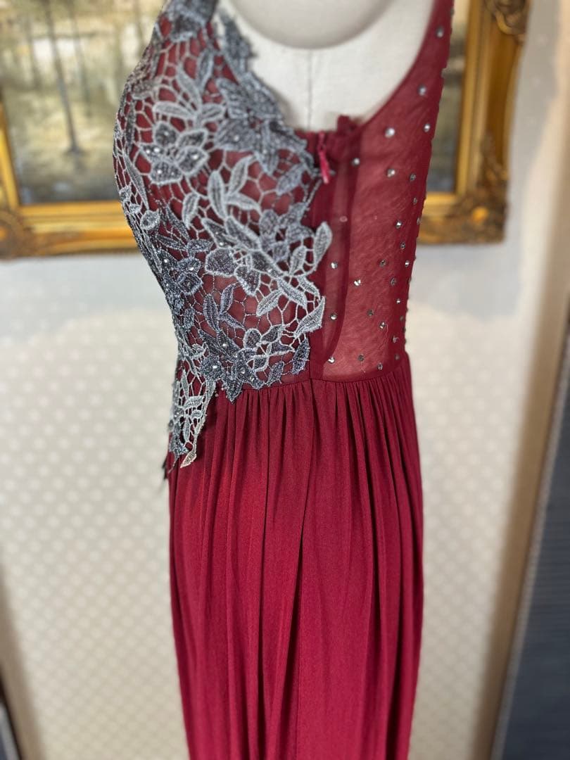 バーガンディ レース装飾付きドレス