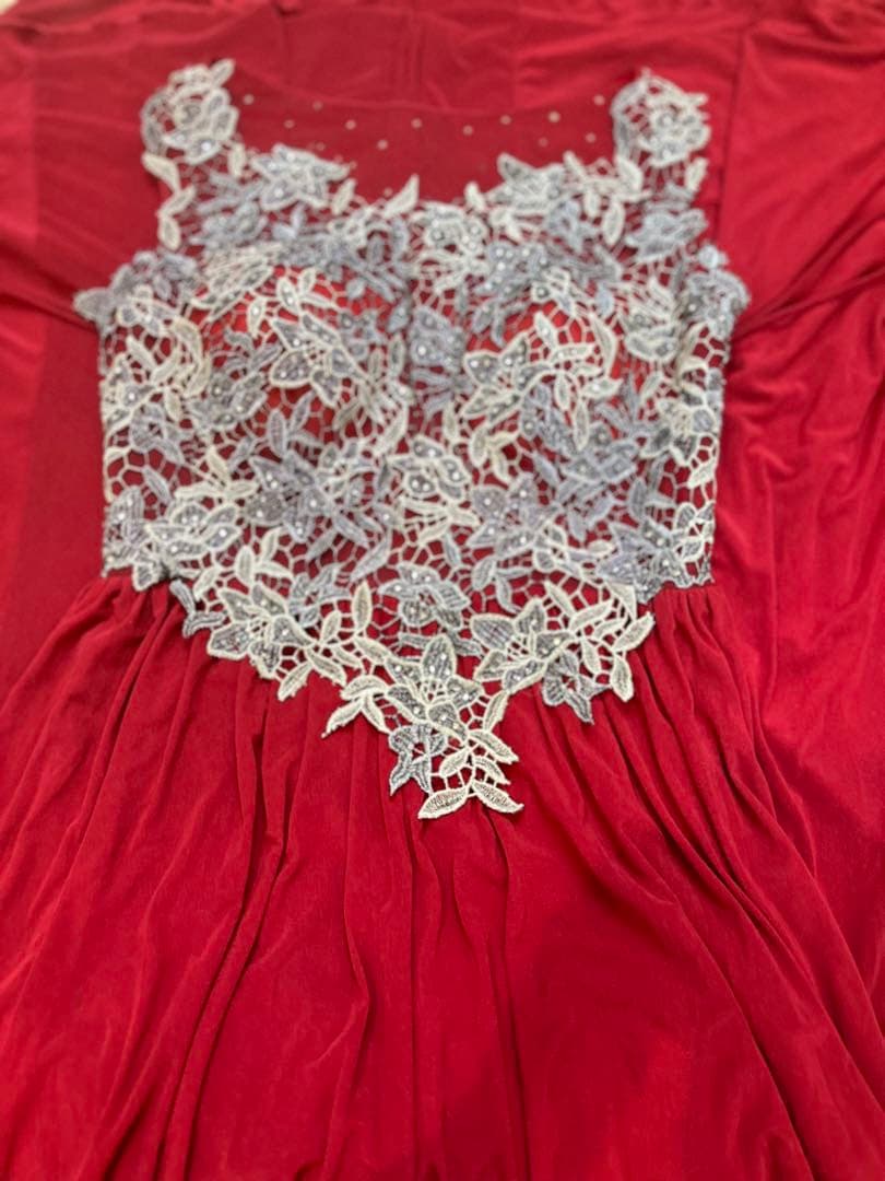 バーガンディ レース装飾付きドレス