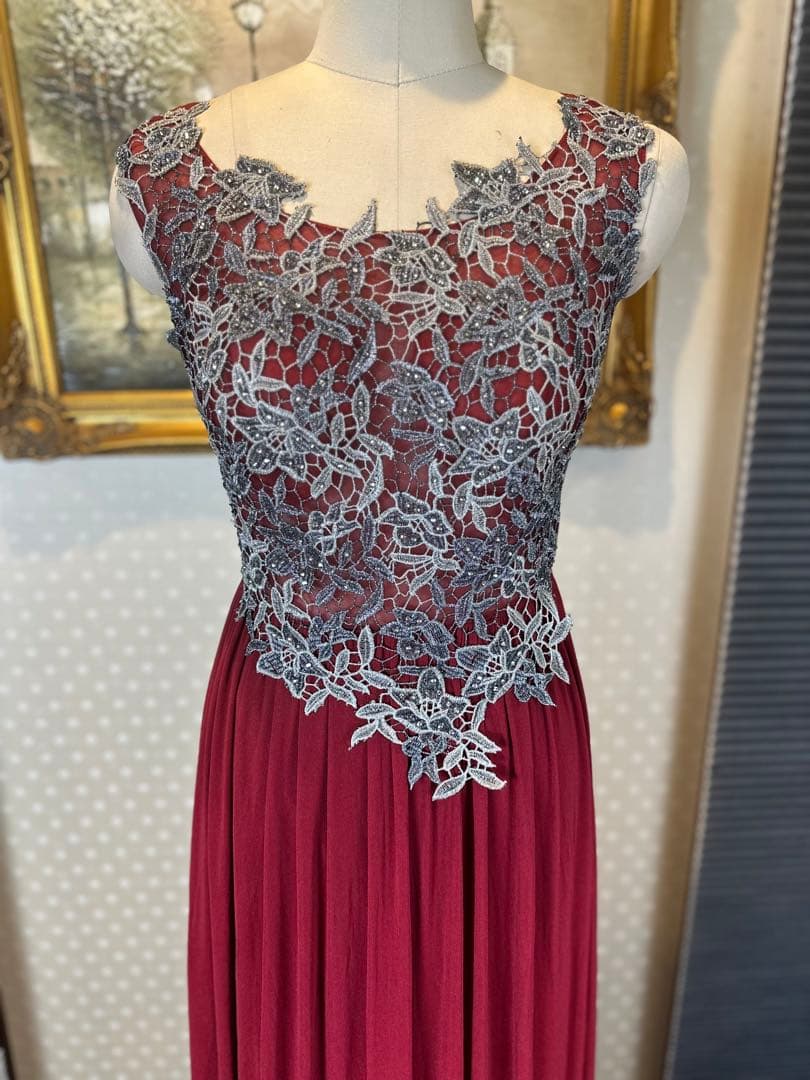 バーガンディ レース装飾付きドレス