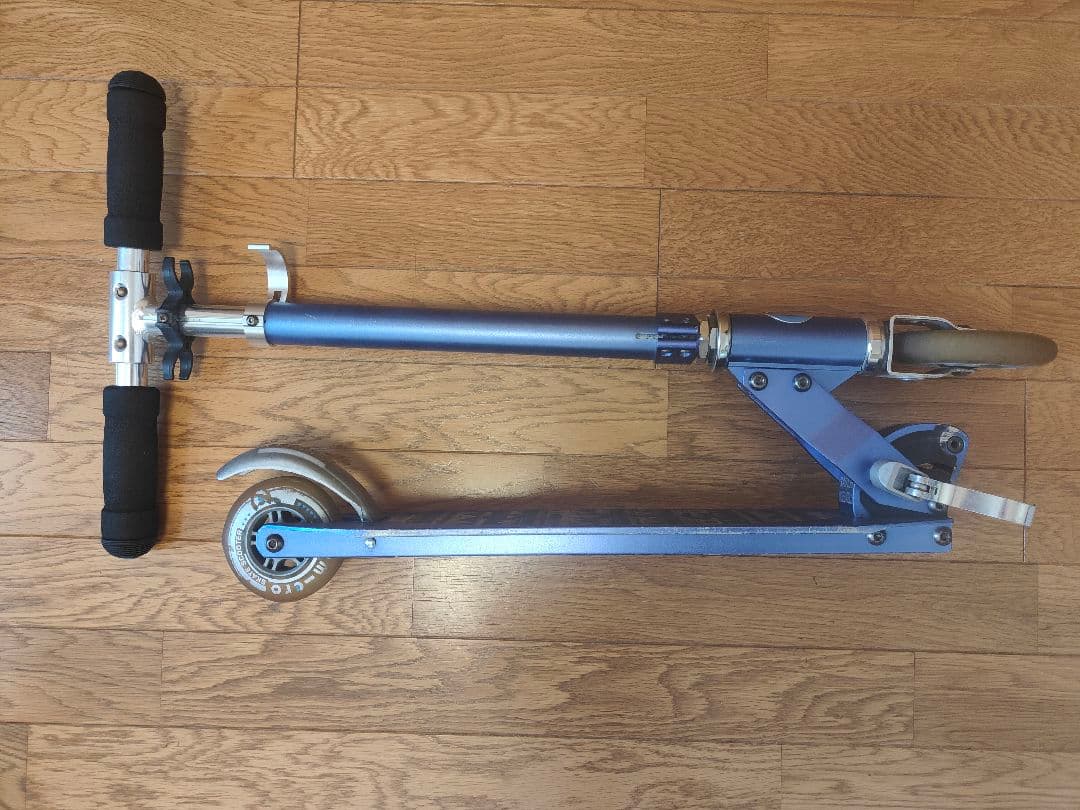 micro sprite scooterキックボード 青