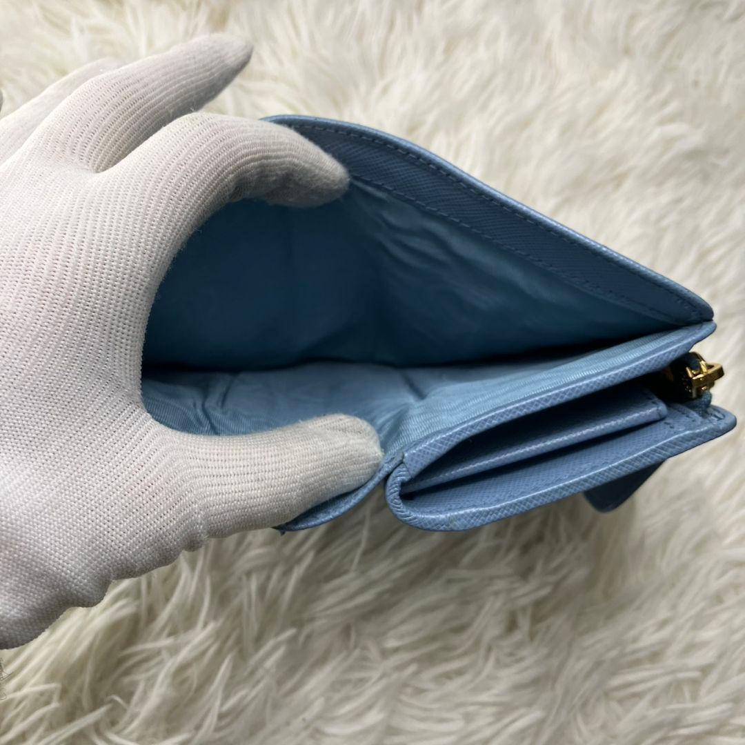 現行 未使用級✨プラダ 二つ折り財布 サフィアーノレザー 三角ロゴ 水色