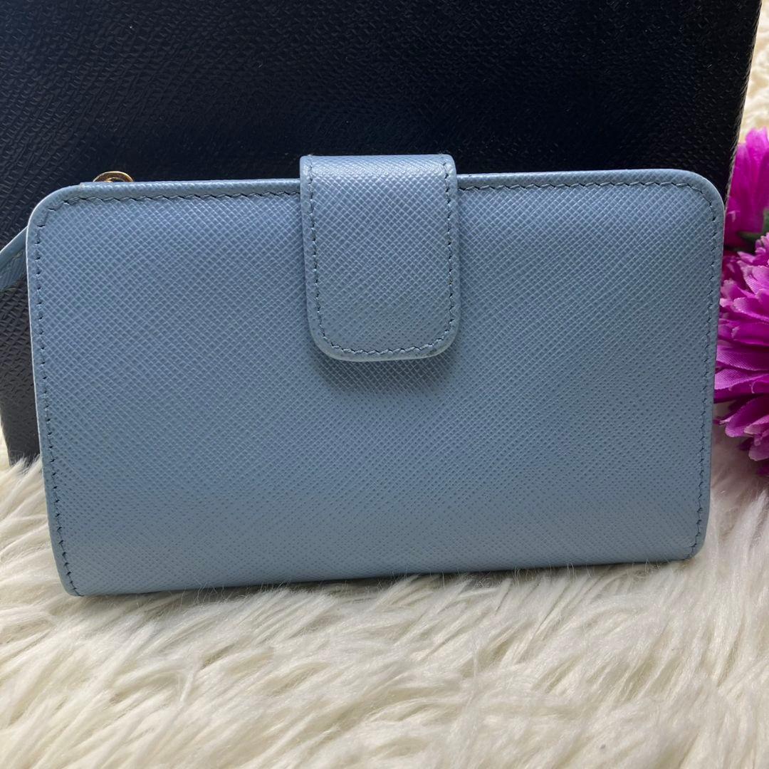 現行 未使用級✨プラダ 二つ折り財布 サフィアーノレザー 三角ロゴ 水色