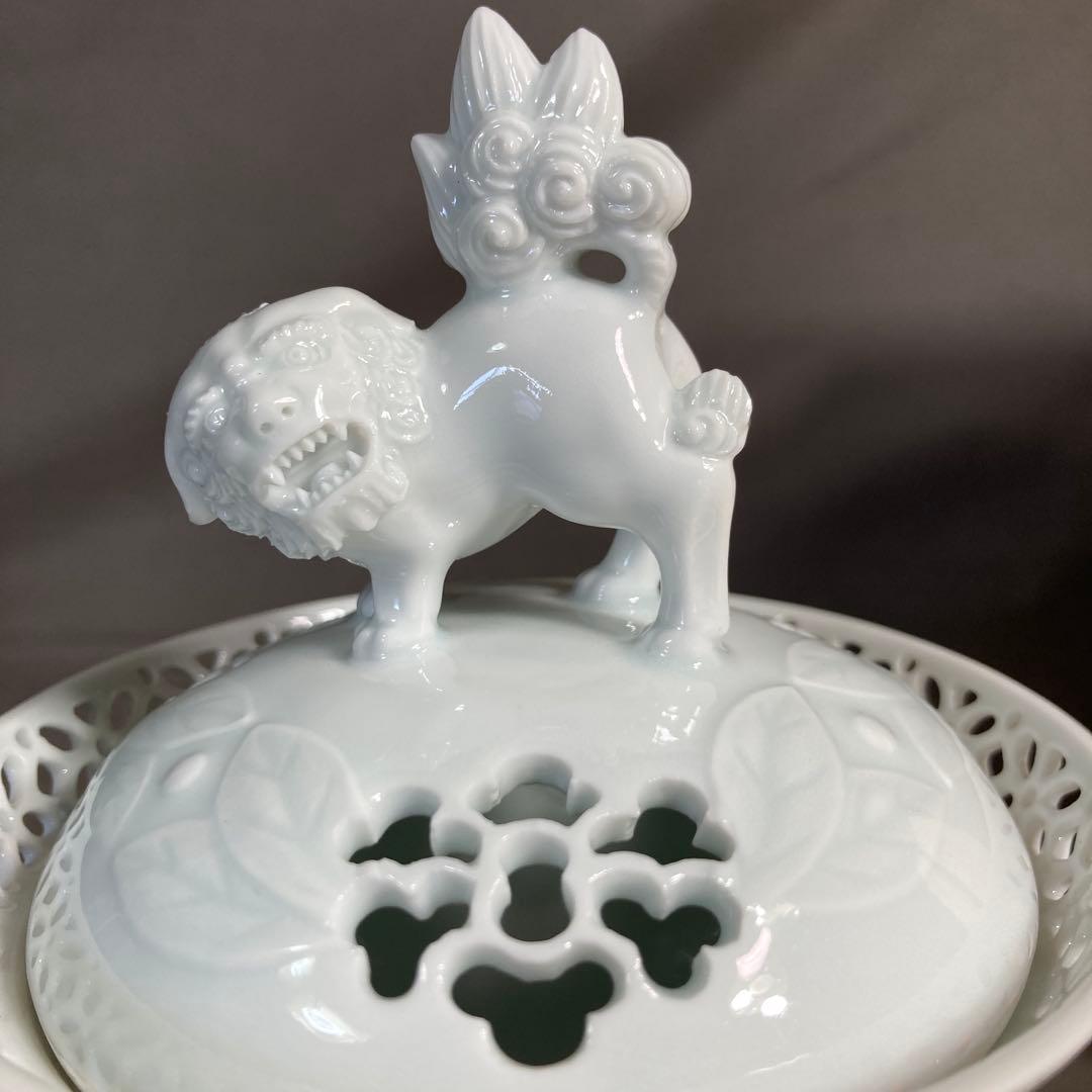 【樋渡陶六】白磁彫の伝統　日本工芸会　肥蝶山　樋渡陶六作　青白磁草花彫　獅子香炉